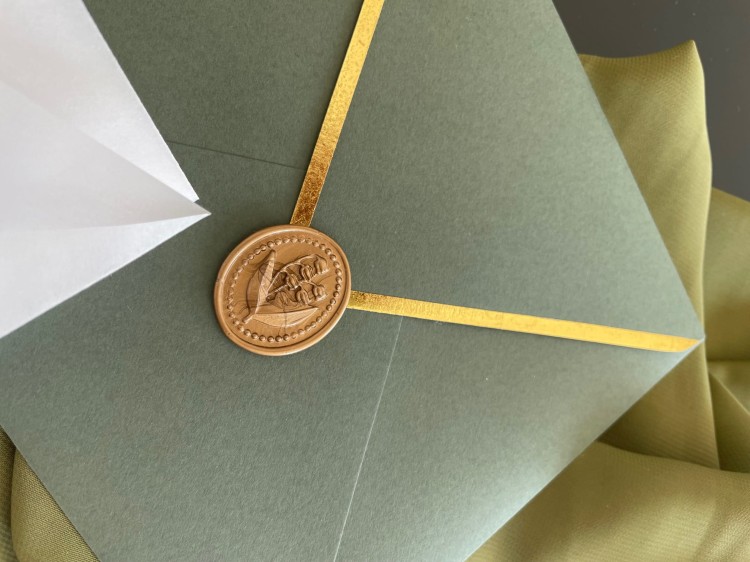 zaproszenia ślubne origami złocone zielona koperta z lakiem.jpg