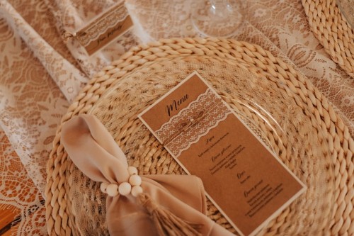 Menu weselne eko z białą koronką i sznurkiem jutowym