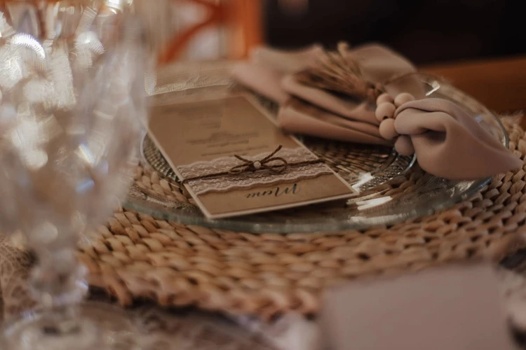 Menu weselne eko z białą koronką i sznurkiem jutowym