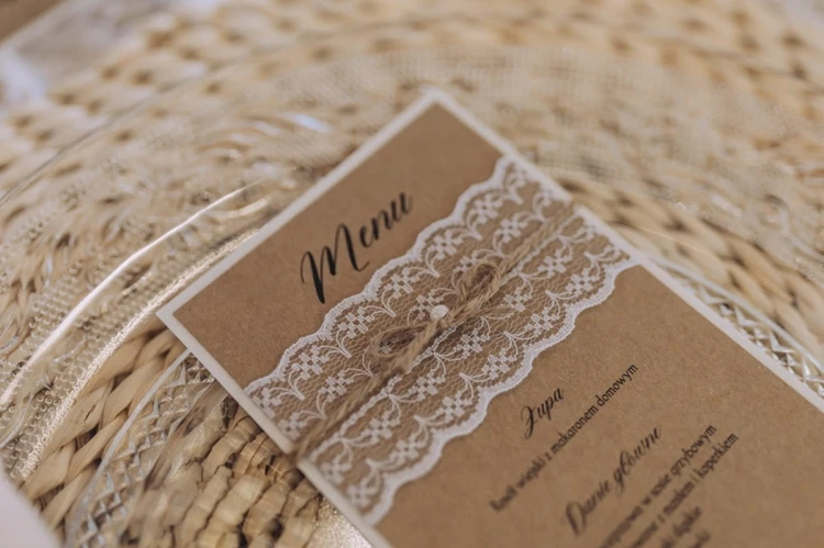 Menu weselne eko z białą koronką i sznurkiem jutowym