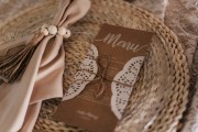 Menu weselne eko z białym drukiem i serwetką