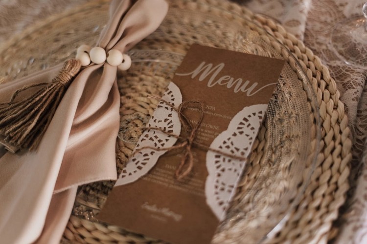 Menu weselne eko z białym drukiem i serwetką