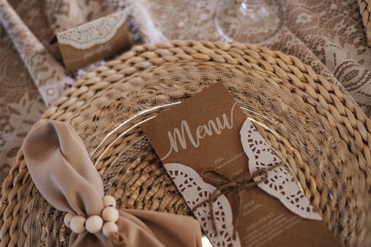 Menu weselne eko z białym drukiem i serwetką