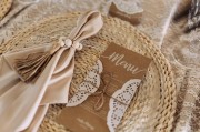 Winietka i menu z białym drukiem na papierze eko