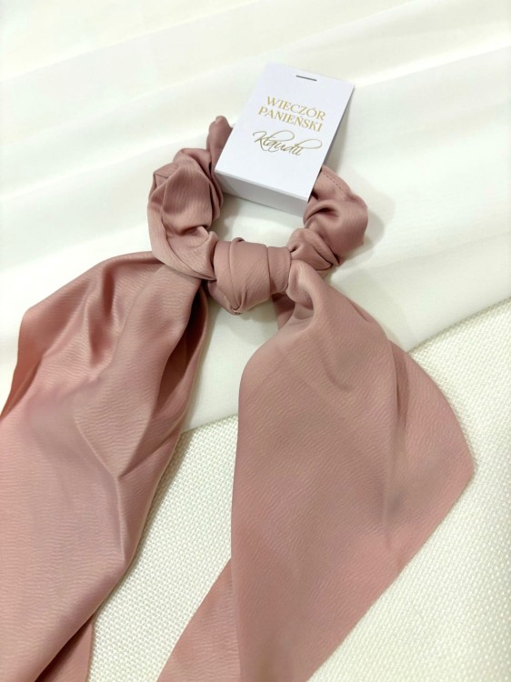 różowa scrunchie na wieczór panieński.jpg