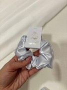 gumki scrunchie dla świadkowej.jpg