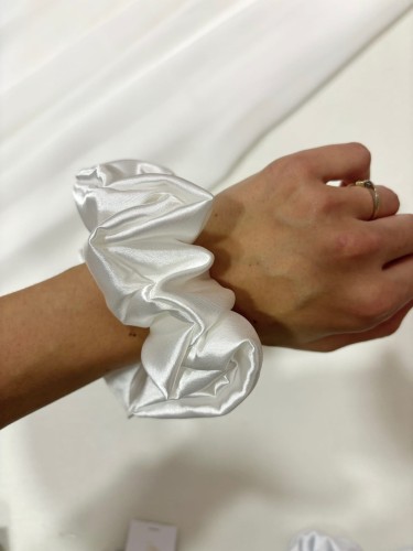 scrunchie białe satynowe.jpg