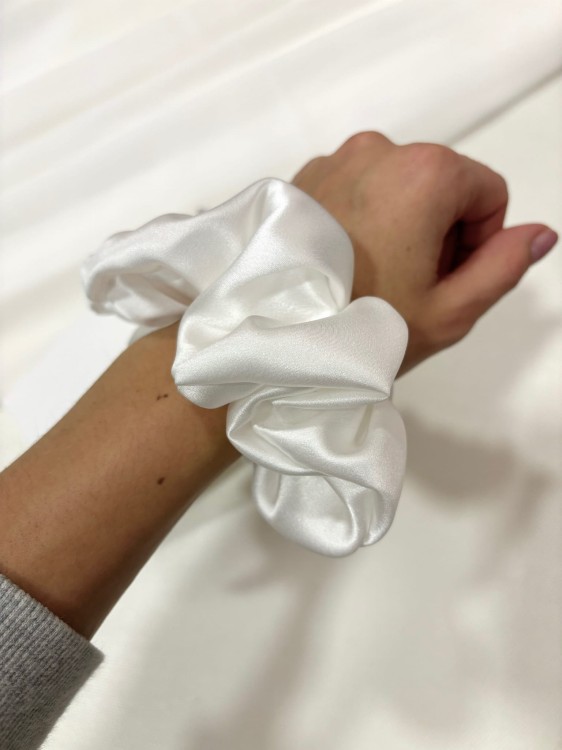 scrunchie jedwabna biała.jpg