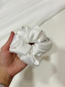 biała scrunchie jedwabna.jpg