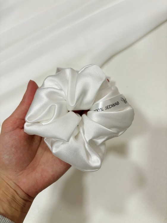 biała scrunchie jedwabna.jpg