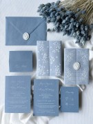 Dusty Blue zaproszenia ślubne z białym drukiem i kalką.jpg