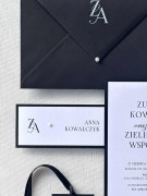 satynowe winietki leżące z monogramem i perełką.jpg