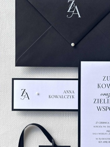 satynowe winietki leżące z monogramem i perełką.jpg