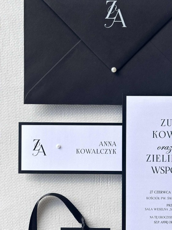 satynowe winietki leżące z monogramem i perełką.jpg