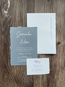 Zaproszenia ślubne dusty blue z białym drukiem i ręcznie rwanymi krawędziami. Koperta personalizowana.