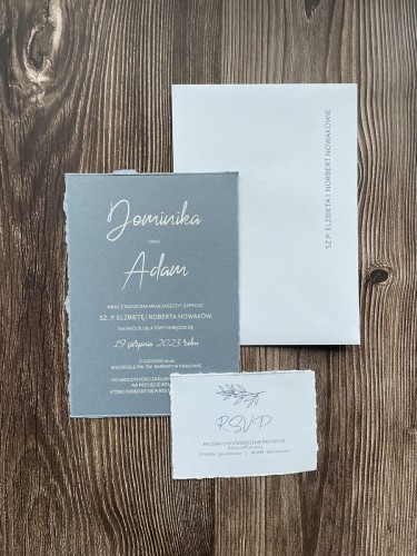 Zaproszenia ślubne dusty blue z białym drukiem i ręcznie rwanymi krawędziami. Koperta personalizowana.