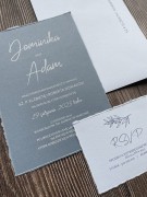 Zaproszenia ślubne dusty blue z białym drukiem i ręcznie rwanymi krawędziami