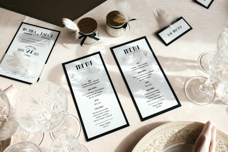 Menu weselne z piórkiem i perełką, eleganckie