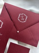 bordowa koperta z monogramem