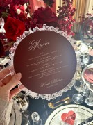 okrągłe menu weselne z koronką bordowe