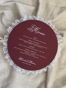 menu weselne koło z koronką bordo