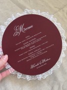 bordowe menu weselne z koronką