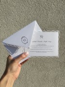 zaproszenia z koronką na ślub z monogramem