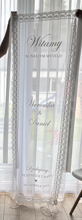 tablica powitalna na wesele z koronką i białymi napisami
