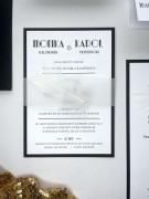 eleganckie zaproszenia z piórkiem i perełką