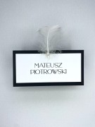 Winietki  z klasyczną czcionką, piórkiem i perełką