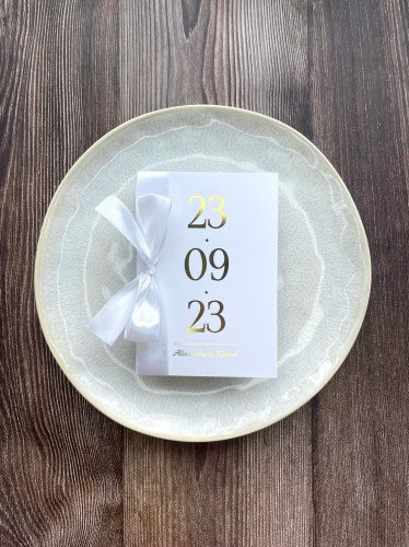 Bardzo eleganckie złocone zaproszenia z wstążką